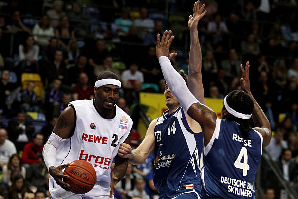 一边借助母 一边借助母